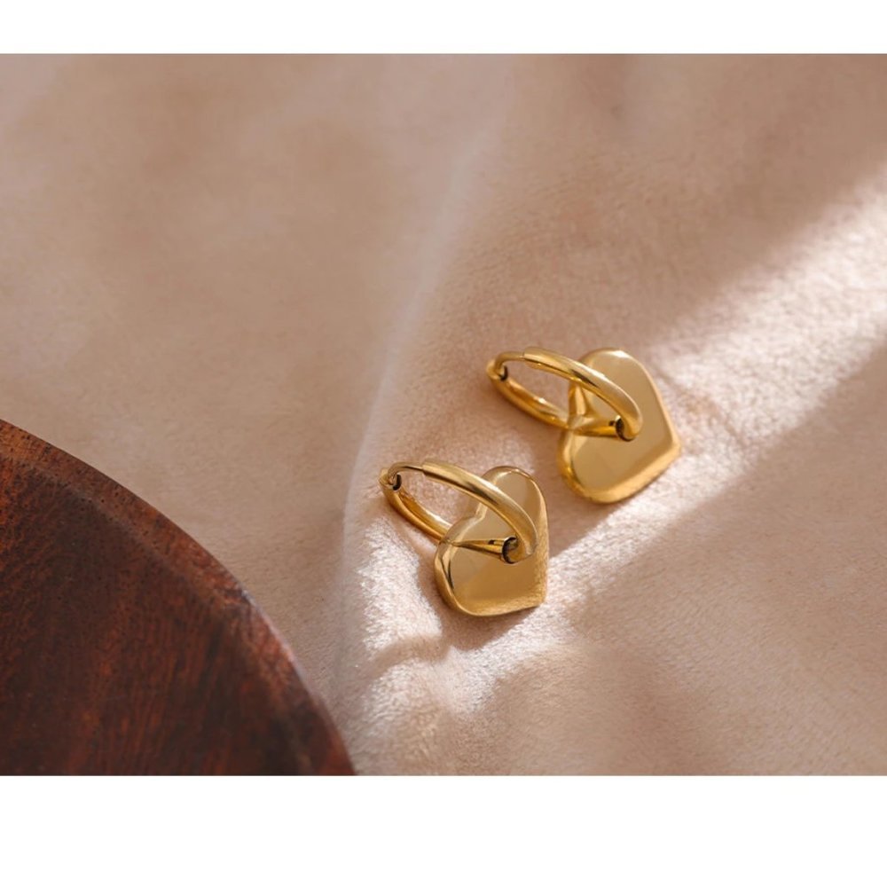 NEW 18K Gold Plated Heart Hoop Earrings - Picture 4 of 7